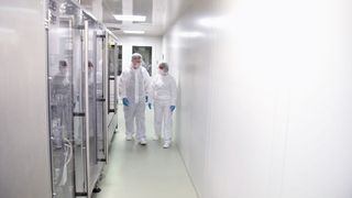 In der Pharma-Produktion schützt Reinraumtechnik vor Keimen (Bakterien, Viren, Pilze). Auch Kreuzkontaminationen gilt es zu verhindern. Schließlich sollen Medikamente und Implantate den Menschen heilen und nicht krank machen.  (Bild: © industrieblick - stock.adobe.com)