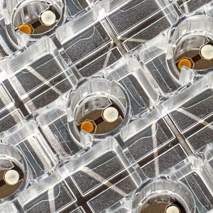 Abb.2: Ausschnitt aus der intelligenten Multiwellplatte: Reaktionskammern mit Sensoren(Bild:  Steinbeis-Transferzentrum Medizinische Elektronik und Lab on Chip-Systeme)