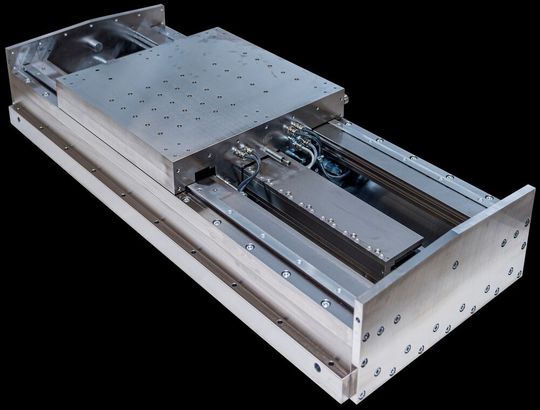 Die hydrostatisch geführten Schlitten sind verschleißfrei und haben somit eine unbegrenzte Lebensdauer.(Bild:  Hyprostatik Schönfeld)