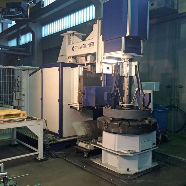 Der Anfang: Die Prototypmaschine GRC2000-500 CNC ist für Ringe bis 2000 mm Außendurchmesser und Wandstärken bis 190 mm ausgelegt. Diese läuft in der Lohntrennerei von PTZ Weidner. (Weidner)