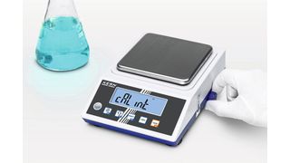 Die Präzisionswaage KERN PCJ ist netzunabhängig im Akkubetrieb justierbar über einen Drehknopf. Sie lässt sich zudem flexibel über unterschiedliche Schnittstellen mit einem PC oder Netzwerk verbinden. (Bild: Kern & Sohn)