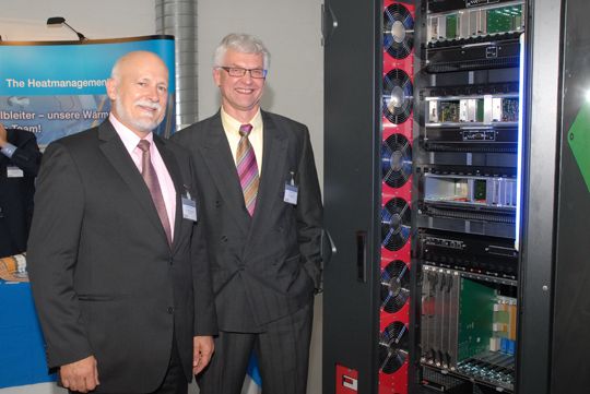 Auf dem Stand von Schroff gab es bei Peter Bachmann und Dr. Adam Pawlowski den LKX40 zu sehen – einen Luft-Wasser-Wärmetauscher für IT-Applikationen. (Archiv: Vogel Business Media)