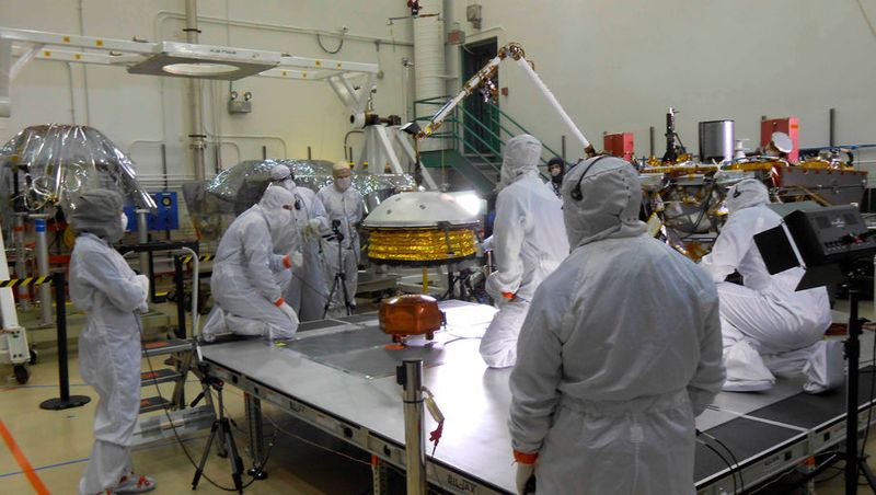 Arbeiten am InSight Lander. (Bild: NASA)