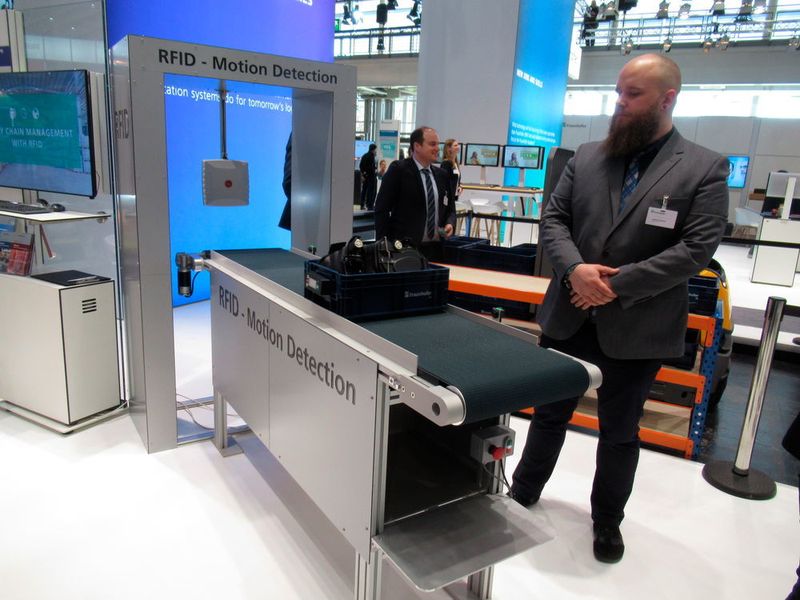 Das Fraunhofer IIS zeigte anhand des RFID-Motion Detection, wie die automatische Waren-Eingangskontrolle funktioniert. (J. Pfeiffer/konstruktionspraxis)