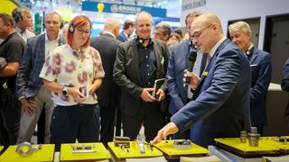 Der AMB-Eröffnungsrundgang macht Halt am Stand der Hartmetall-Werkzeugfabrik Paul Horn GmbH. (Bild: Thomas Wagner / Messe Stuttgart)