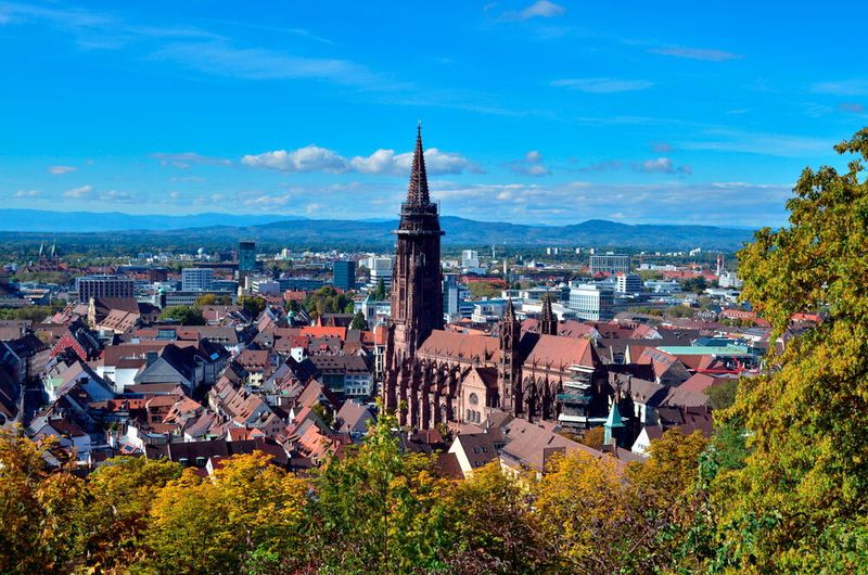 Freiburg sieht durch die Digitalisierung die Chance, sich als Stadt weiterzuentwickeln und die Zusammenarbeit im Gemeinwesen zu stärken. Ausgangspunkt für die Arbeiten der Stadt an der Digitalen Agenda sind das breite Aufgabenspektrum der Stadtverwaltung und die Vielfalt der technischen sowie sozialen Entwicklungen in der Stadtgesellschaft. Freiburg möchte daher als Grundlage für sämtliche weiteren Themen die Digitalisierung der Verwaltung vorantreiben und die Infrastruktur für Smart-City-Ansätze bereitstellen. Hierzu bedarf es entsprechender
Datenplattformen und Schnittstellen, um neue Ansätze zu ermöglichen.  (christiane65 - stock.adobe.com)