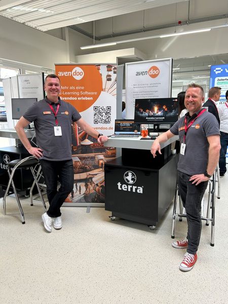 Ein kurzes Fotoshooting bei avendoo mit Kenan Zimic (l.) und Thomas Thater (Bild: Vogel IT-Medien GmbH)