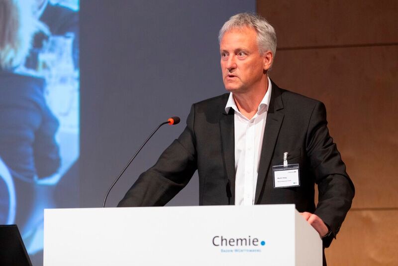Auf der diesjährigen Mitgliederversammlung des VCI Baden-Württemberg wurde Martin Haag, Werkleiter von Roche in Mannheim, im Amt als Vorsitzender des Verbandes im Amt bestätigt.