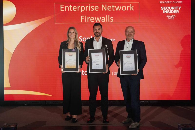 Weiter geht es mit der Kategorie „Enterprise Network Firewalls“. Hier gewinnt Watchguard den Award in Silber. Den Preis nimmt Paul Moll in Empfang (rechts). Gold geht an Palo Alto Networks, vertreten durch Nicole Warmann (links), und Platin gewinnt Sophos, hier nimmt Rammen Ibrahim (Mitte) den Preis entgegen. (Bild: Manuel Emme Fotografie)