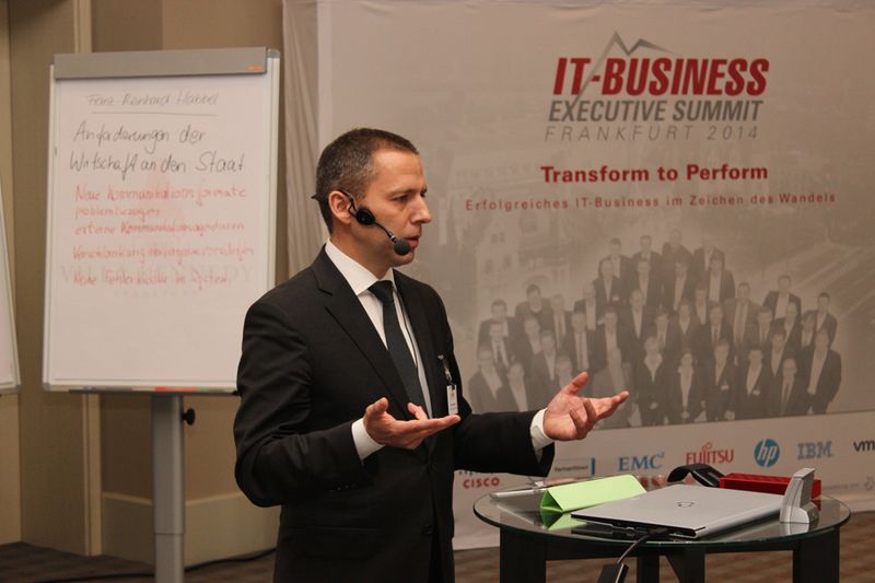 Die zweite Best Practice präsentierte Hagen Hupperts, IT-Projektleiter der Charité Berlin: die digitale Patientenakte und daraus resultierenden Vorteile und Innovationen. (Bild: IT-BUSINESS)