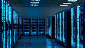 Das ist der Blick in ein modernes Rechenzentrum. Solche Anlagen braucht es immer mehr, weil KI-Anwendungen und andere digitale Funktionen nach Rechenleistung schreien. Deutschland will nun bei der Neuinstallation solcher Rechenzentrem kräftig aufs Gaspedal treten ... (Bild: Datistec)