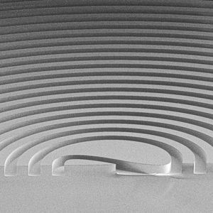 Rasterelektronenmikroskop (REM)-Bild des Zentrums eines zersägten µGC-Chips. Der Umkehrpunkt der Säule im Zentrum ist zu erkennen.(Bild:  Fraunhofer IPMS)