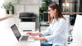Die auf Kyocera-Systeme zugeschnittene Sicherheitslösung AKI PrinTaurus Security behält sicherheitsrelevante Einstellungen angebundener Druck- und Multifunktionssysteme im Blick und hilft bei der Dokumentation der Druckumgebung wie der Erstellung von NIS2-Reports. (Bild: © Marina April - stock.adobe.com, Kyocera)