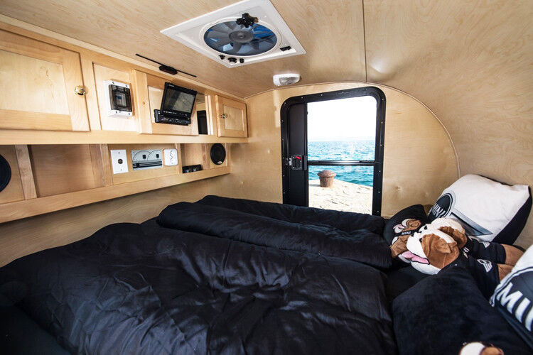 Im Inneren des Mini-Wohnwagens gibt es zwei Schlafplätze. (Foto: Mini)
