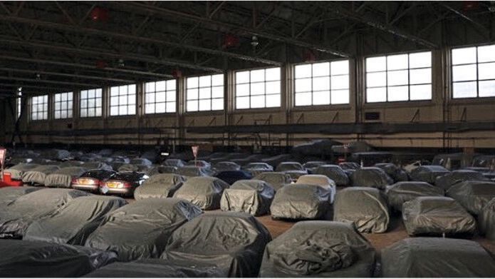 Die diversen Flugzeughangars und Werkstattgebäude dienen heute als ideale Lagerräume für Oldtimer. (Bild: Bicester Heritage )