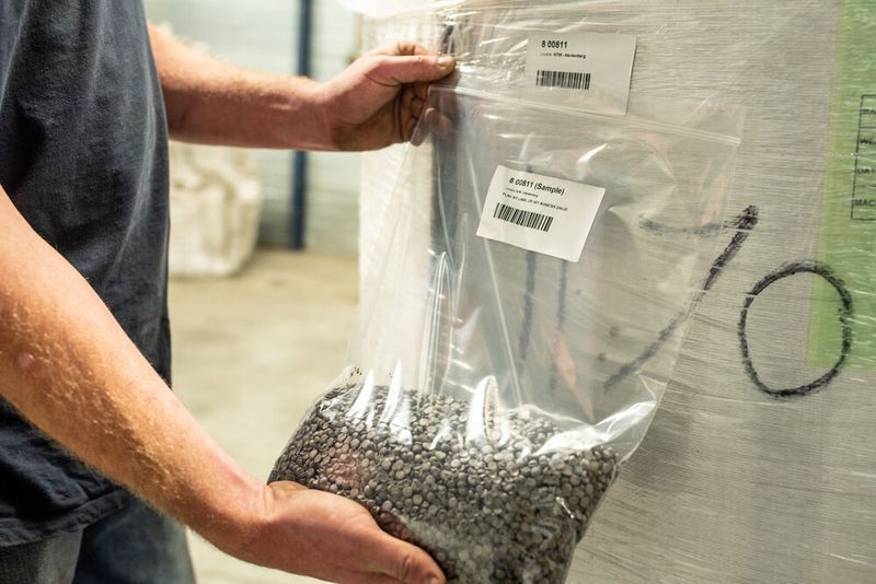 Mit diversen Value Added Services für die Kunststoffindustrie, zum Beispiel dem Ziehen von Materialproben, ist die das Unternehmen in die Wertschöpfungskette der Kunden integriert. (Bild: Sievert Handel Transporte)