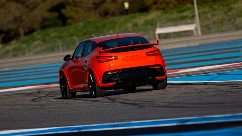 Gegenüber dem im vergangenen Jahr vorgestellten Konzeptfahrzeug hat die Serienvariante noch einmal etwas an Höhe verloren und an Breite gewonnen. (Bild: Genesis)