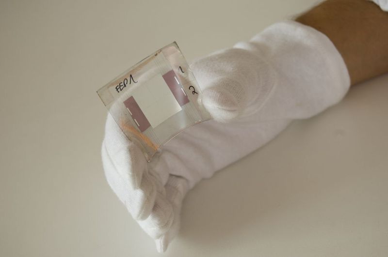 Laserstrukturierte flexible organische Solarzelle.  (Bild: 3D Micromac l)