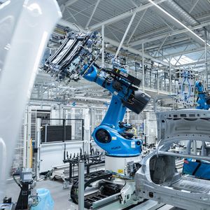 Auf nur einer Ebene können in der Factory 56 alle Montageschritte für Fahrzeuge verschiedener Aufbauformen und Antriebsarten erfolgen.(Bild:  Mercedes Benz)