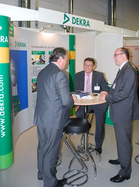 Am Stand der Dekra fachsimpelten Besucher und Dekra-Mitarbeiter über den Nutzen der Zusammenarbeit. (Archiv: Vogel Business Media)