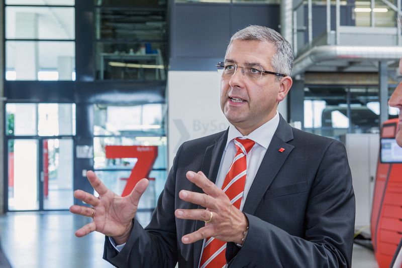 «Wir verfügen in der Schweiz über einzigartige Standortvorteile. Unser duales Bildungssystem erlaubt uns zum Beispiel, hochqualifizierte Fachkräfte auszubilden. Daraus entstehen loyale und fleissige Angestellte, die Innovationen und Erfolg im internationalen Wettbewerb ermöglichen.» – Alex Waser, CEO der Bystronic Group (Bild: Bystronic)