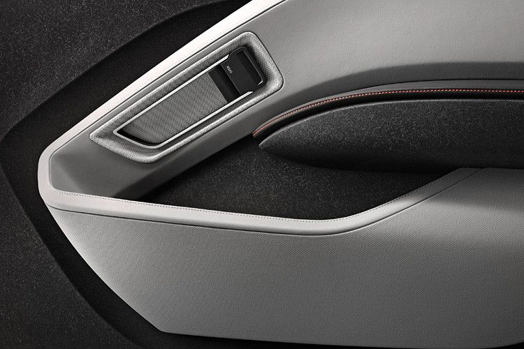 Die Türverkleidungen bestehen aus Kenaf-Fasern. Darüber befindet sich nur eine sehr dünne Schutzschicht – die Faserstruktur ist sicht- und fühlbar. Hauptgründe für die Verwendung des Materials: Es wurden weniger ölbasierte Kunststoffe verwendet und die Türverkleidungen sind leichter. (Foto: BMW)