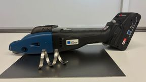 Das ist etwa eine Akku-Schlitzschere von Trumpf. Genauer gesagt, eine aus der Trutool-C-Baureihe. Die Elektrogeräte aus Ditzingen punkten generell mit geringem Gewicht aber hoher Leistung. Hier mit sogenanntem Rollspan dargestellt: Das Blech verwindet sich beim Schneiden deshalb nicht an einer Seite. (Bild: Trumpf)