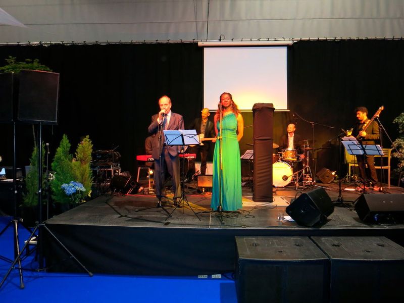 Am Abend des ersten Messetages findet eine Party für die Aussteller statt. Unterhalten wird das Publikum nicht nur von einer Sängerin mit Band, sondern auch ... (Schäfer / Devicemed)
