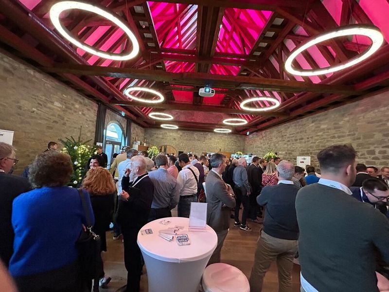 Zahlreiche Mitglieder sind der Einladung gefolgt und haben sich im Gut Wöllried eingefunden.  (Bild: Vogel IT-Medien)