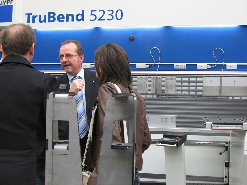 Mehr Komfort an Abkantpressen der Tru-Bend-Serie 5000 bringt die neue optische Rüst- und Positionierhilfe Mobil Control; an bestehenden Maschinen lässt sich diese Einrichtung nachrüsten. (Archiv: Vogel Business Media)