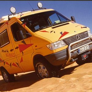 Über die Jahre erreichte das Iglhaut-Team eine stetig wachsende Zahl derartiger Bilder: zufriedene Kunden, die mittels Foto die Tauglichkeit des iglhautschen Allradantriebs dokumentieren.(Bild:  Iglhaut)