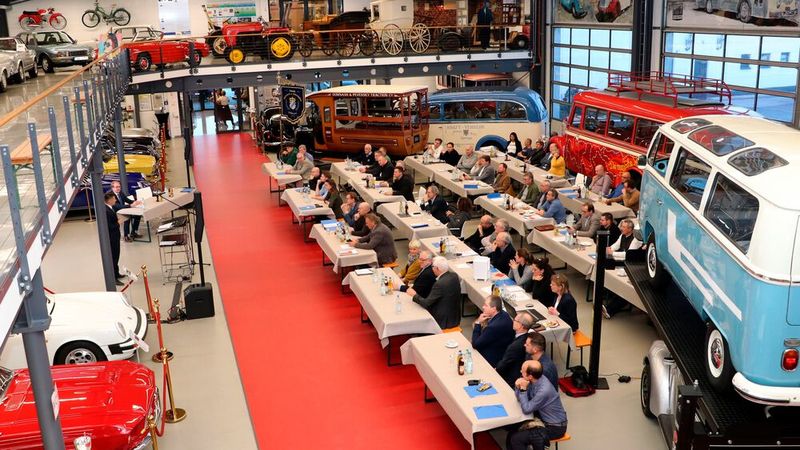 Der Karosseriebau von einst und heute umrahmte die Delegierten der Innungen Süd- und Niederbayern bei ihrer Versammlung. (Bild: Klasing)