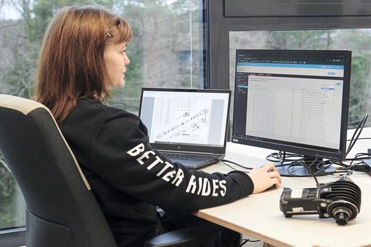 Mit der Ecospeed-Software lässt sich der CO2-Verbrauch von Bauteilen über die gesamte Lieferkette bestimmen. Entwicklungsingenieurin Linda Reuter: „Wir nutzen die Software auch im Innovationsprozess, um verschiedene Konzepte besser beurteilen zu können.“ (Bild:  Ecospeed AG)