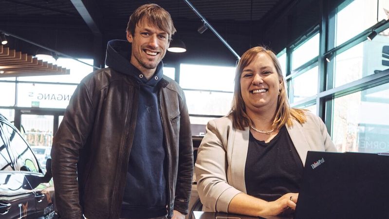 Tobias und Katharina Bellendorf können wieder lachen: Durch eine Cyberattacke wurde das Bottroper Seat- und Cupra-Autohaus kräftig durchgeschüttelt, doch ein Großteil der Daten konnte wiederhergestellt werden.(Bild:  Autohaus Bellendorf)