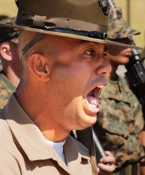 Beim United States Marine Corps mag dieser Führungsstil funktionieren – im modernen Unternehmen nicht. (Bild: commons.wikimedia.org/Corporal Shawn M. Toussaint)