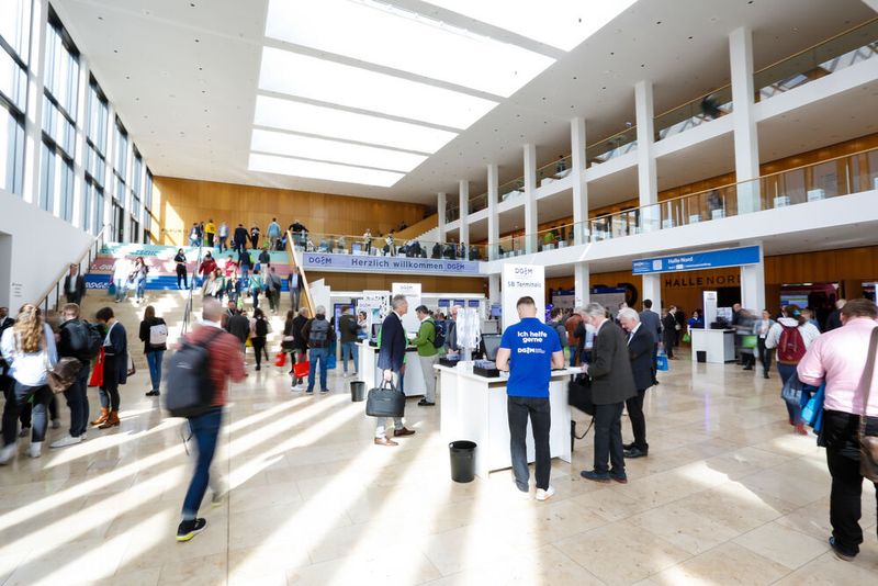 Eingangshalle des Kongresses (© Sven Bratulic/DGIM)