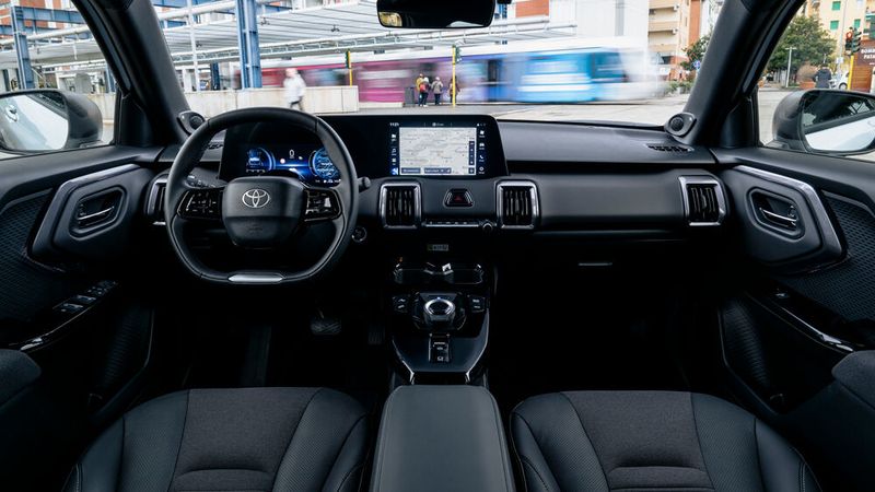 Der aufgeräumte Innenraum des Urban Cruiser punktet mit seiner Variabilität und schicken Details wie den eckigen Lüftungsdüsen, dem nach unten abgeflachten Lenkrad oder dem großen, optisch durchgängigen Display über dem Lenkrad und der Mittelkonsole. Alles in allem wirkt das fahrerorientierte Cockpit aufgeräumt und für ein Fahrzeug im B-Segment auch hochwertig. (Bild: Jayson Fong)