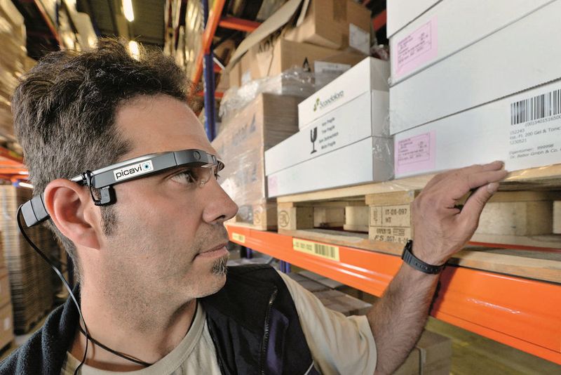 Kurz bevor der Kommissionierer den Scan aktiviert, richtet er den Blick auf den Barcode des zu pickenden Artikels. (Picavi)