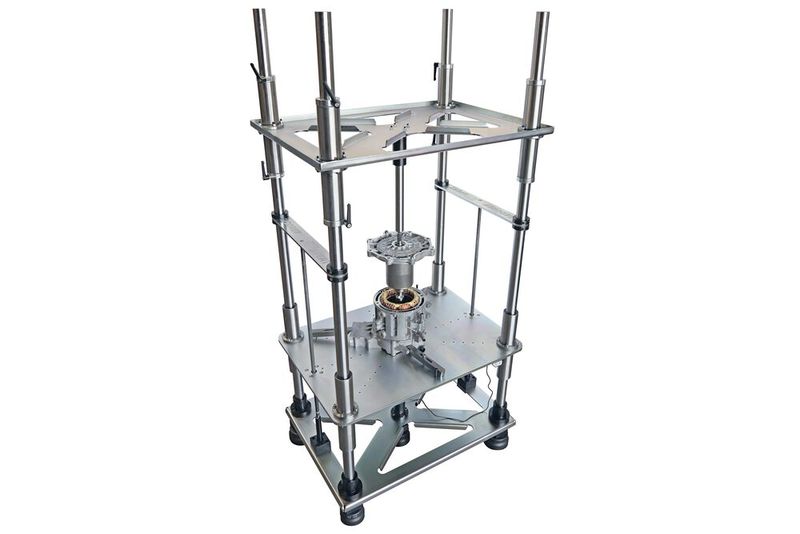 Sieger in der Kategorie „Teile & Innovative Technologien“ ist Gedore Automotive GmbH und Schaeffler Vehicle Lifetime Solutions mit dem E-Drive Stator Lift. Der E-Drive Stator Lift ist eine gemeinsame Entwicklung von Gedore und Schaeffler. Er dient als maschinelle Trennvorrichtung, um Elektromotoren zu zerlegen. Das Gerät ermöglicht, Rotor und Stator trotz extremer Magnetkräfte beschädigungsfrei voneinander zu trennen. Als Alternative zum Austauschmotor können damit kostengünstig Ersatzteile verbaut und defekte Motoren dem Nutzungskreislauf wieder zugeführt werden. Der E-Drive Stator Lift war außerdem für den Green Award nominiert. (Bild: Gedore)