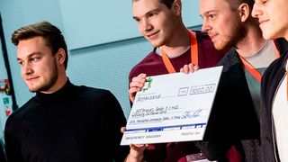 Botfriends sicherte sich beim Innovation Safari Hackathon den Scheck über 1.000 Euro. (Stefan Bausewein)