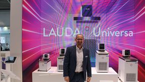 Enrico Bossart, Leiter des Produktmanagements bei LAUDA, zeigt einige Modelle der Universa-Reihe. (Bild: VCG – Platthaus)