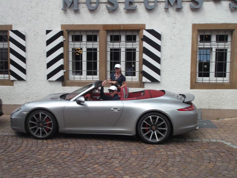 Michael Scherer (CommVault) und Ulrike Skrzypczak (Cema) vor dem Restaurant „Museumsstuben“ (CommVault)