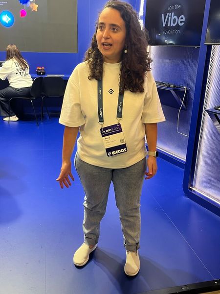 Sona Mamyam, Director of Growth bei 10Web.io, stellte den Besuchern am Stand die Lösungen vor.  (Bild: Vogel IT-Medien)