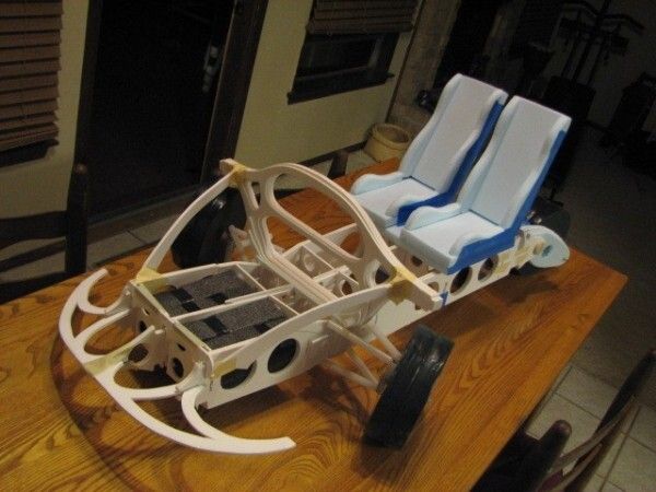 Das 1:4-Modell des ZW2C setzt sich aus Teilen zusammen, die teils im 3-D-Drucker, teils auf einer CNC-Maschine entehen (Bild: ZWheelz)