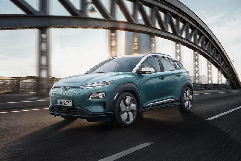 Optisch unterscheidet sich das Elektro-SUV in Details vom regulären Kona, zum Beispiel durch die geschlossene Front... (Hyundai)