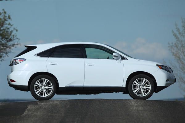 Der neue RX ist 10 Millimeter länger, 40 Millimeter breiter und 5 Millimeter höher als der bisher gebaute RX 400h – und 8.000 Euro teurer. (Archiv: Vogel Business Media)