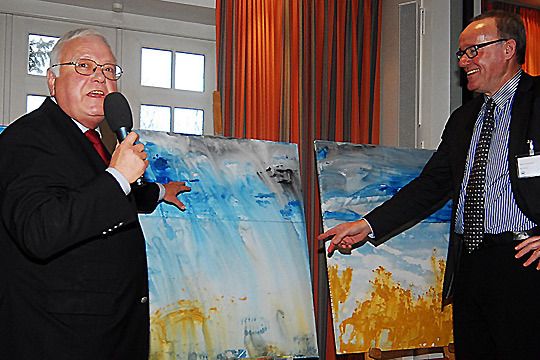 Etwas ratlos betrachtete DAT-Geschäftsführer Volker Prüfer das für ihn bestimmte, aber noch unfertige Bild. (Archiv: Vogel Business Media)