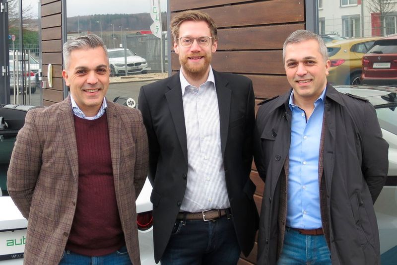 Das Team von Auto Empire Trading: (v.li.) Sükür Acikgöz, Thorsten Mrasek, Kudret Acikgöz. (Silvia Lulei)