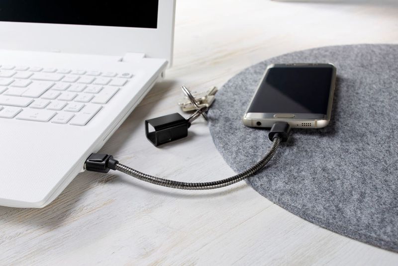Für zehn Euro gibt es bei Tchibo ein Ladekabel mit Edelstahlummantelung. (Tchibo)