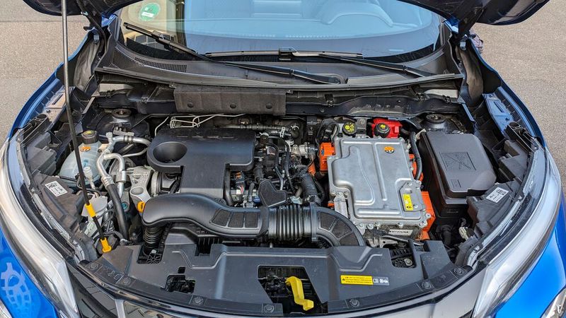 Angetrieben wird der Juke von einem von Renault entwickelten Hybridantrieb, einem der wenigen echten Vollhybride eines europäischen Herstellers. Das sogenannte Multimodal-Getriebe stellt sechs Fahrstufen bereit, von denen vier von dem 69 kW/94 PS starken 1,6-Liter-Verbrennungsmotor und zwei von einem 36 kW/49 PS starken E-Motor genutzt werden.  (Bild: Rosenow – VCG)